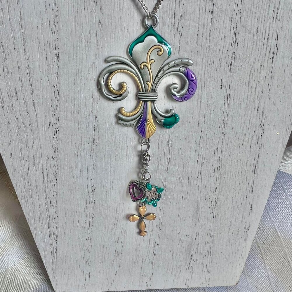 Vintage Fleur de lis Pendant Necklace